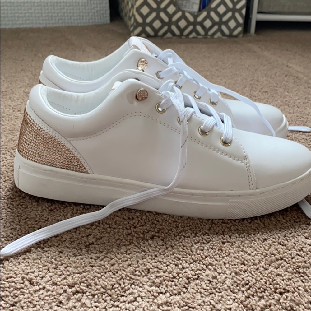 NEVER WORN- GUESS Jollie Low-Top Sneakers